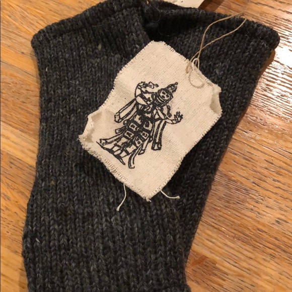 nirvanna designs inc. Accessories - NWT nirvanna designs inc. gloves